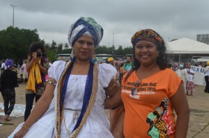 Foto legenda: A minha luta, minha causa aqui é lutar contra o racismo e discriminação contra as mulheres negras de terreiro” , coloca Maria Flávia de Oliveira Silva, Juazeiro do Norte-CE), (à esq)