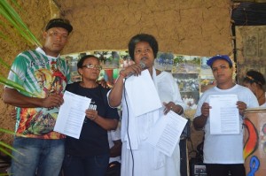 Ouvidora-geral Vilma Reis entrega registro da titulação a moradores de Rio dos Macacos