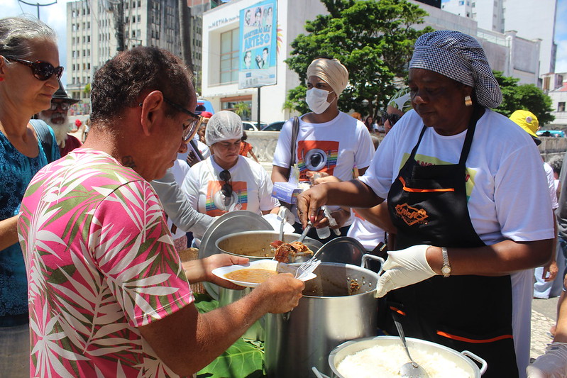 Organizações sociais, universidades e coletivos baianos celebram a volta do Consea com banquetaço no centro de Salvador