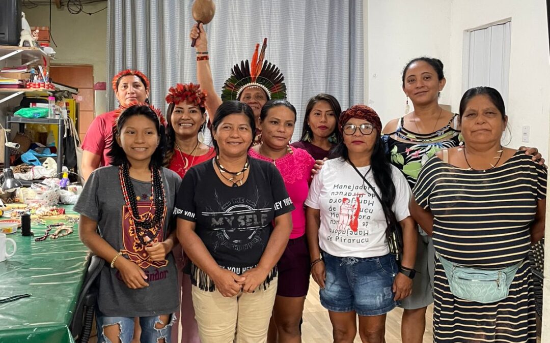 Artesanato e intercâmbios culturais impulsionam auto-organização e geração de renda das mulheres Paumari